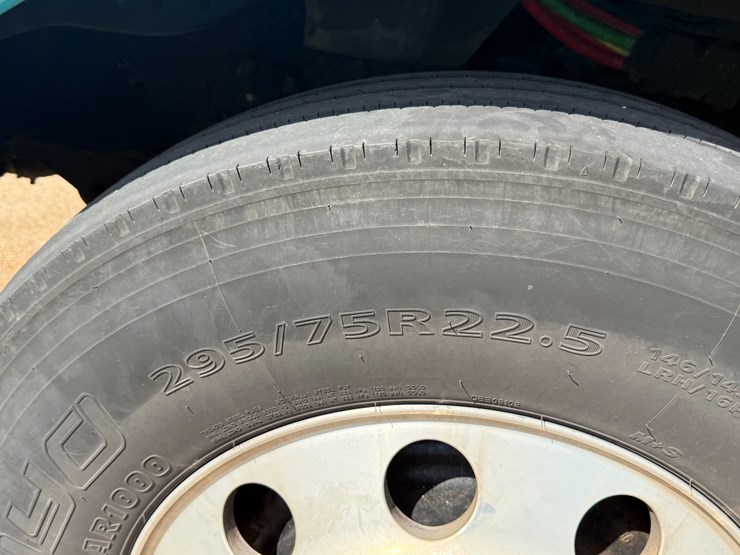 2015-freightliner-cascadia-113-image-10