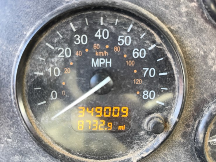 2014-peterbilt-330-image-16