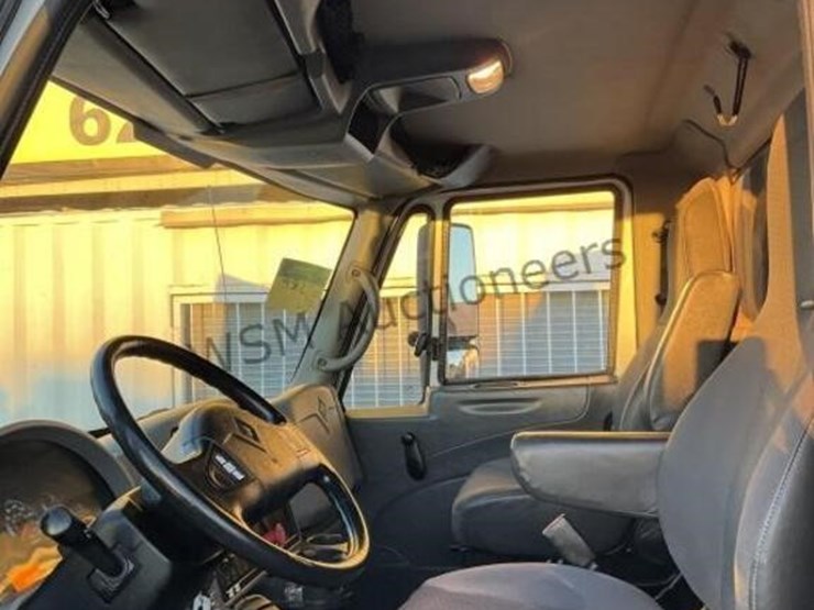 2008-international-7400-image-26