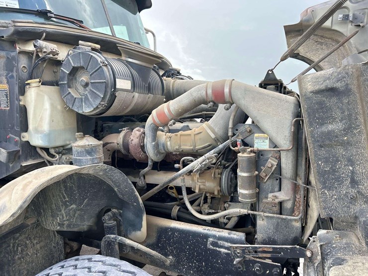 2004-mack-cv713-granite-fuel-and-lube-truck-image-8