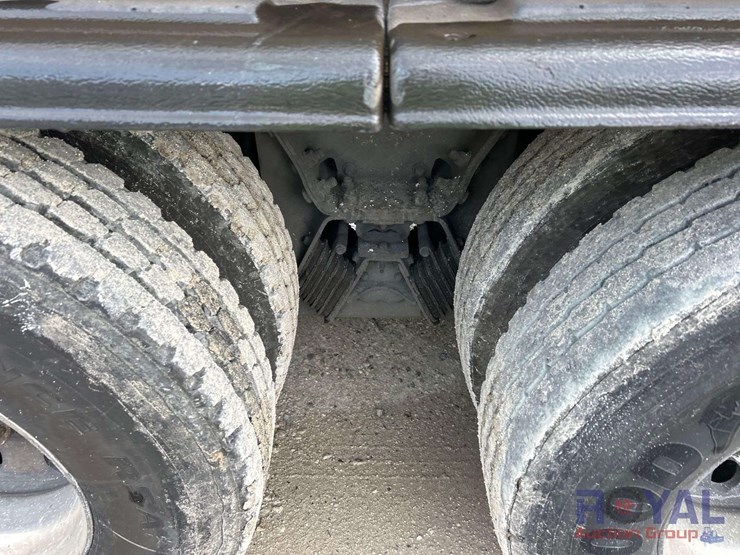 2016-peterbilt-320-image-23