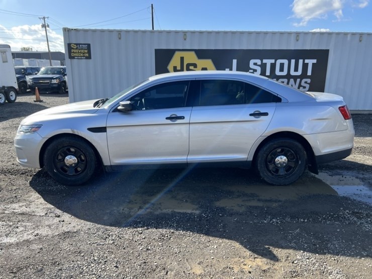 2017-ford-taurus-sedan-image-7