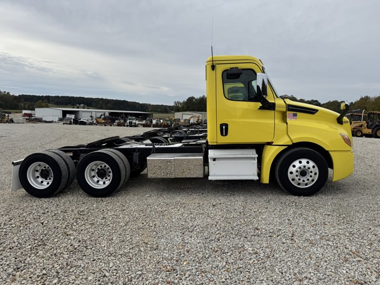 2018-freightliner-cascadia-126-image-4