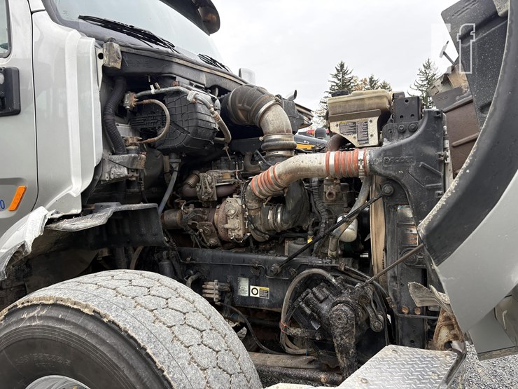 2015-peterbilt-567-image-38