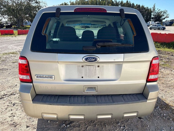 2011-ford-escape-image-26