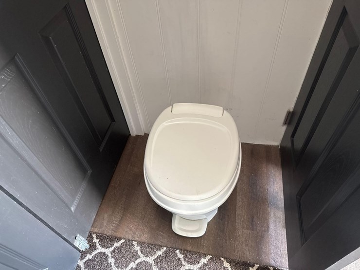 2001-wells-cargo-8'-x-32'-toy-hauler-dbl-axle-trl-image-15