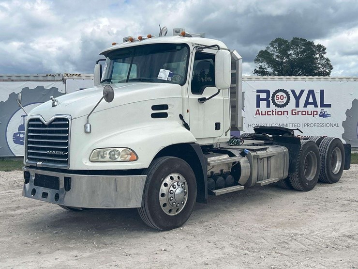 2014-mack-cxu613-t/a-wet-kit-day-cab-truck-tractor-image-1