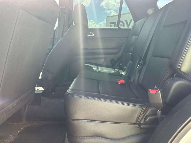 2016-ford-explorer-image-18