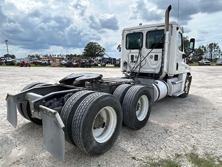 2015-freightliner-cascadia-125-image-3