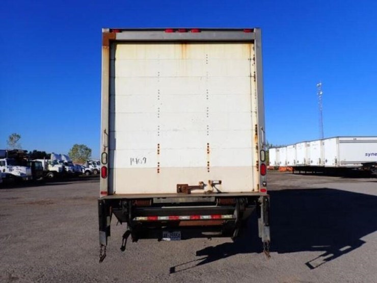 2014-freightliner-business-class-m2-106-image-6