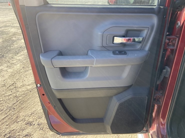 2015-dodge-ram-crew-cab-4wd-pickup-image-24