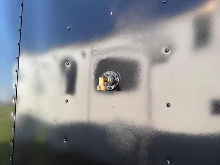 2001-wells-cargo-8'-x-32'-toy-hauler-dbl-axle-trl-image-12