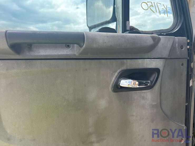 2015-peterbilt-320-image-17