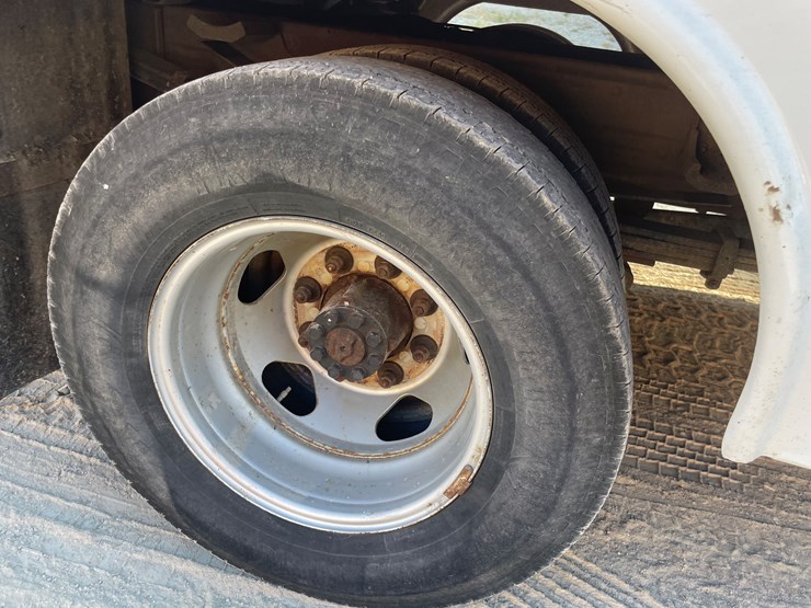 #1007-•-2017-chevy-3500-diesel-utility-truck,-(has-title)-image-16