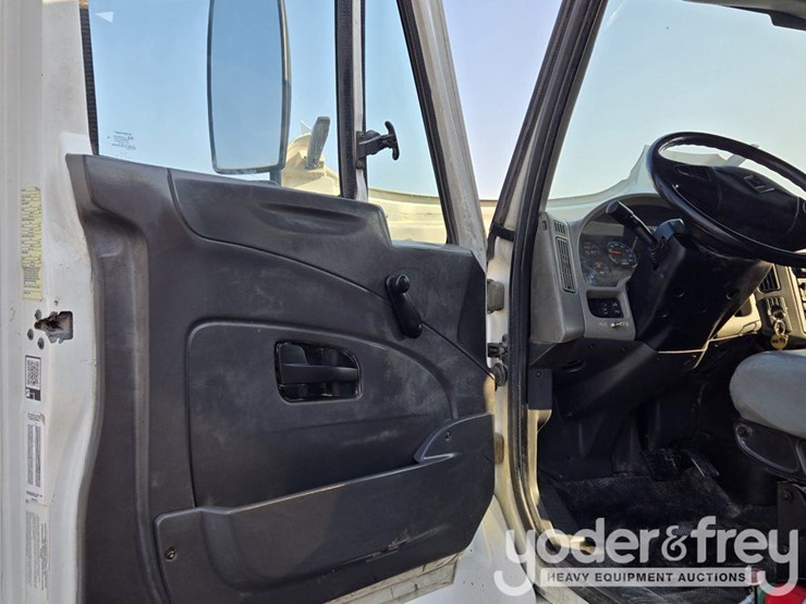 2009-international-7300-image-39