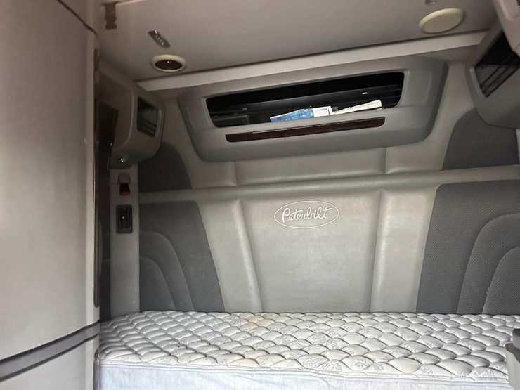 2014-peterbilt-579-image-10