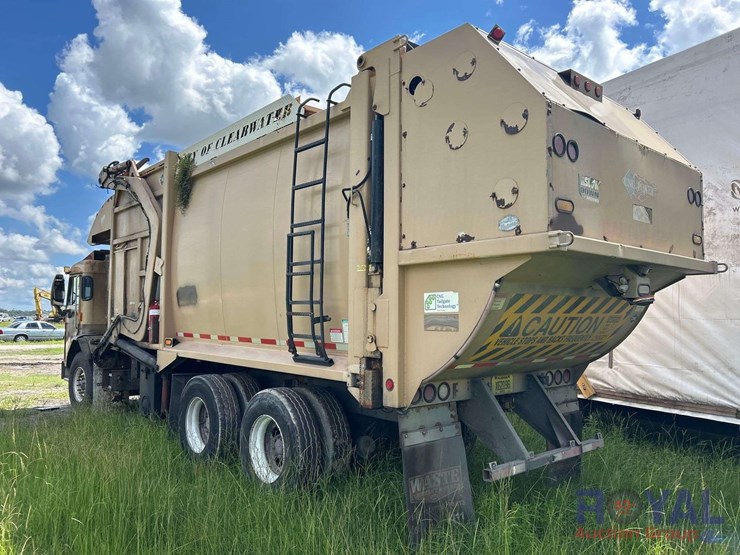 2015-peterbilt-320-image-4