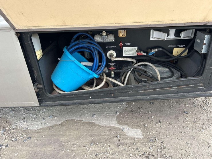 1999-southwind-fleetwood-34n-34ft-class-a-motorhome-image-24