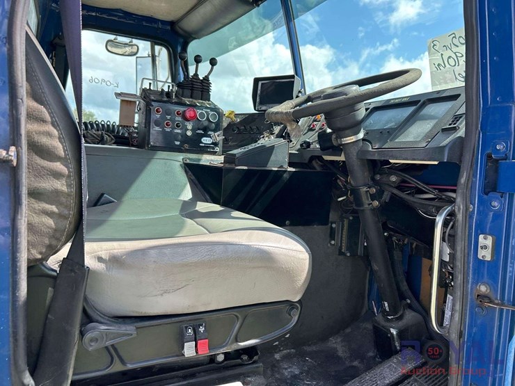 2005-autocar-wxr-heil-rear-loader-garbage-truck-image-7