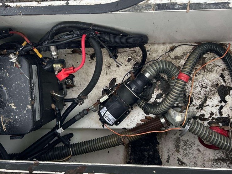 2014-glasstream-360-scx-twin-400r-mercury's-with-triple-axle-aluminum-trailer-image-26