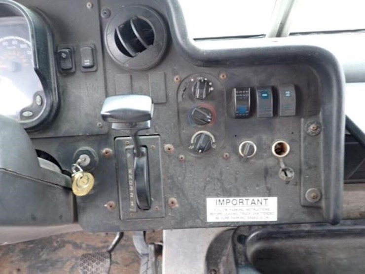 2015-freightliner-mt55-image-18