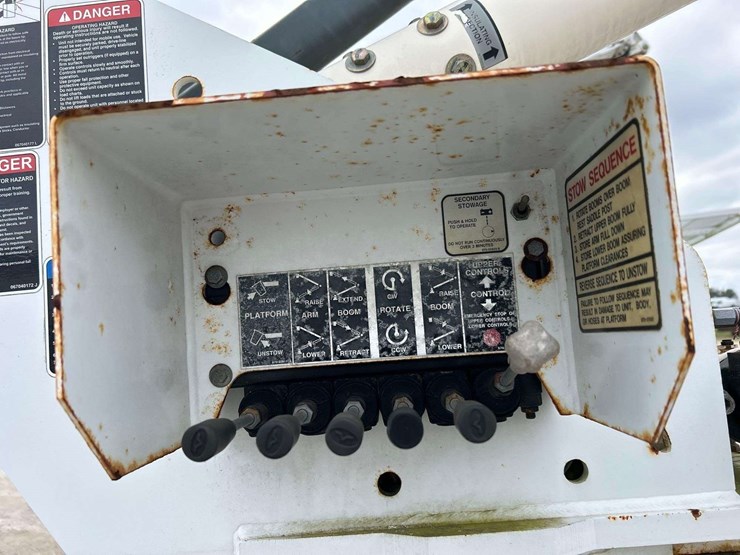 woodchuck-altec-at37g-37ft-insulated-rover-bucket-lift-image-12