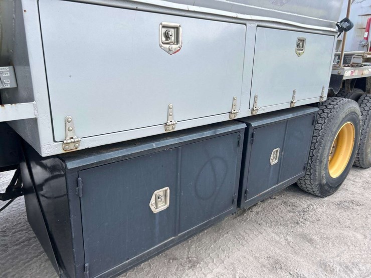 2004-mack-cv713-granite-fuel-and-lube-truck-image-33