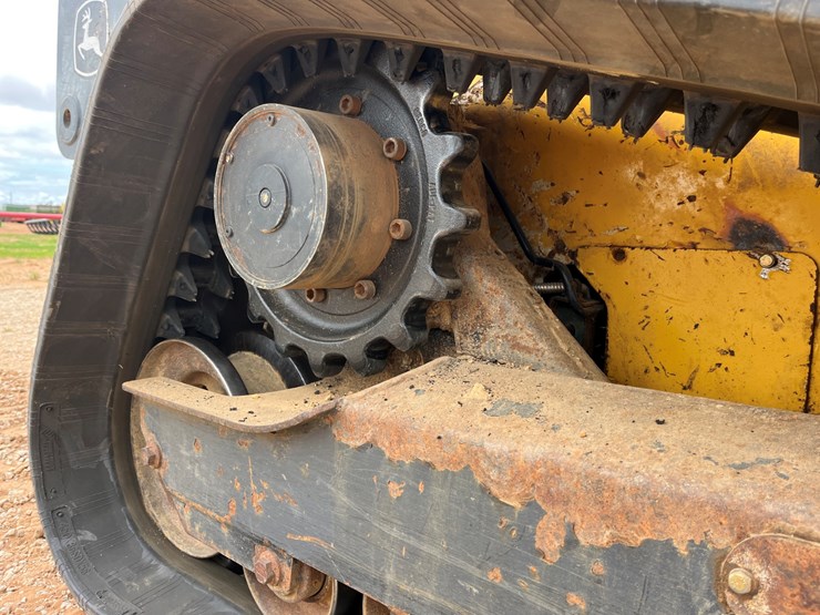 2010-deere-333d-image-7