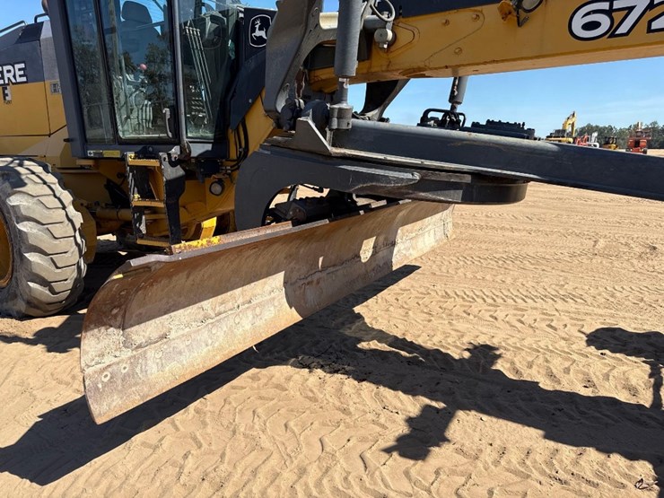 2014-deere-672g-image-17