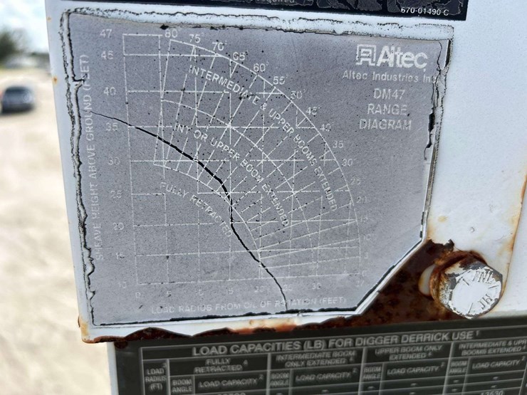 2007-gmc-c8500-altec-dm47-47ft-digger-derrick-truck-image-33