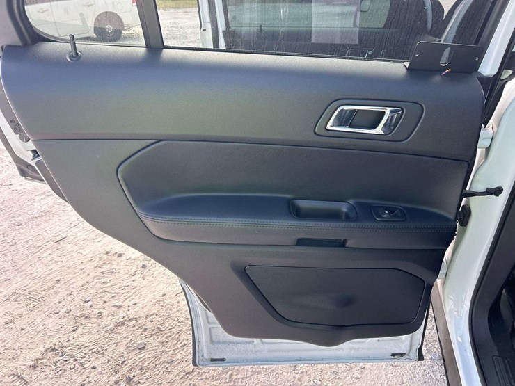 2016-ford-explorer-image-19