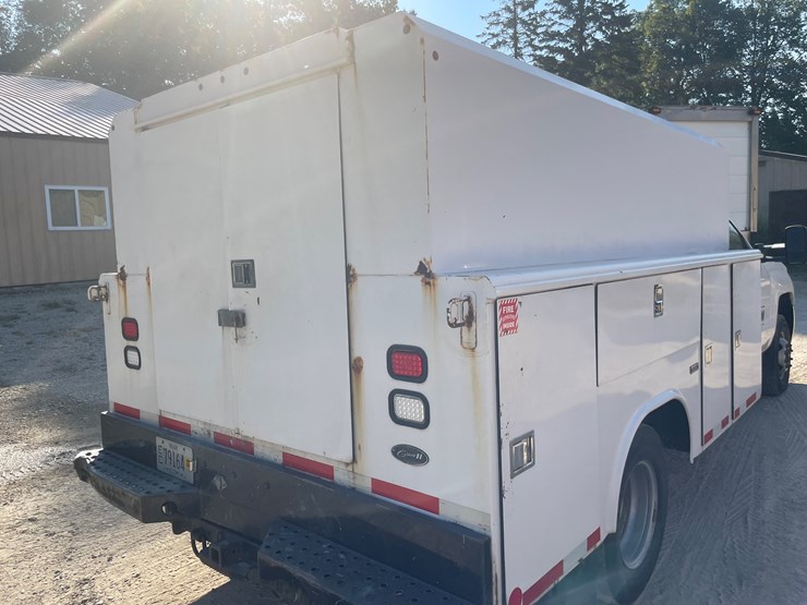 #1007-•-2017-chevy-3500-diesel-utility-truck,-(has-title)-image-18