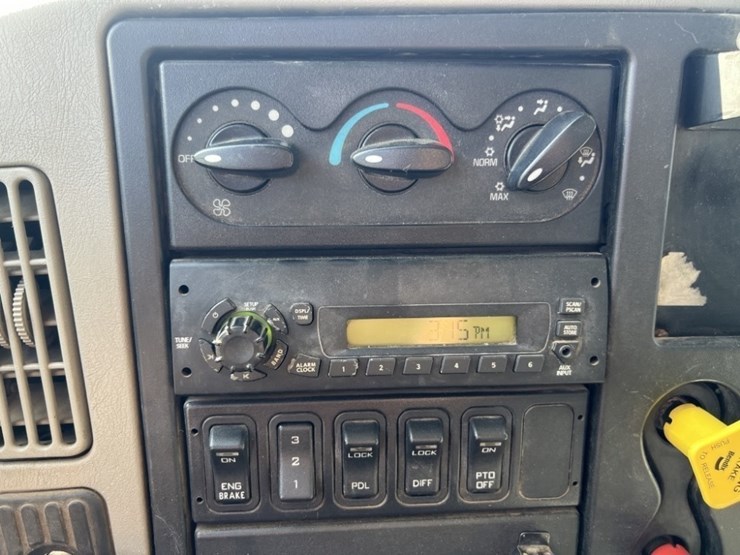 2009-international-7600-image-42