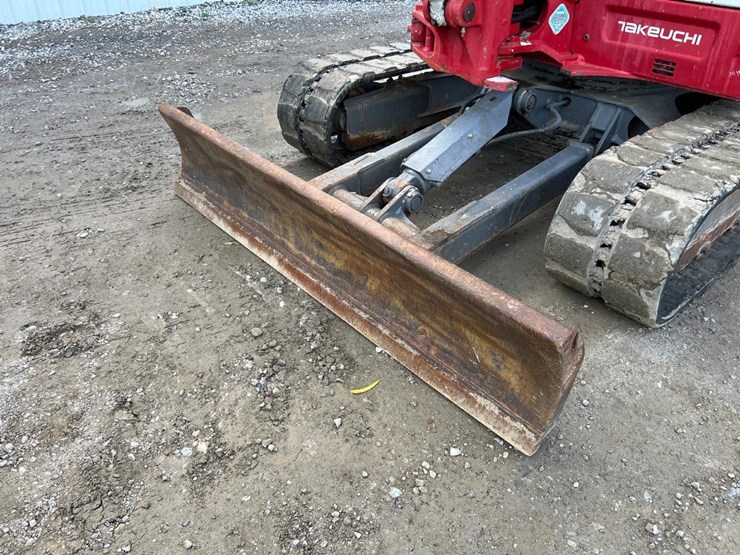 2017-takeuchi-tb260-image-13