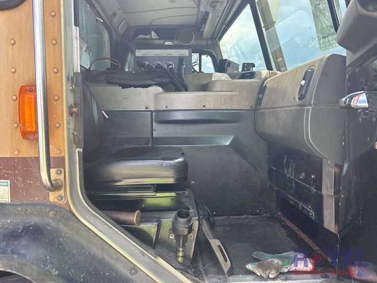 2015-peterbilt-320-image-16