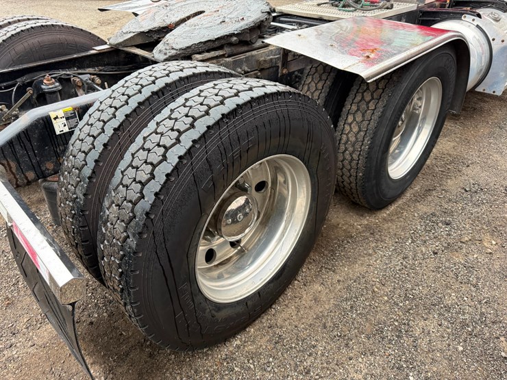 2017-peterbilt-567-image-6