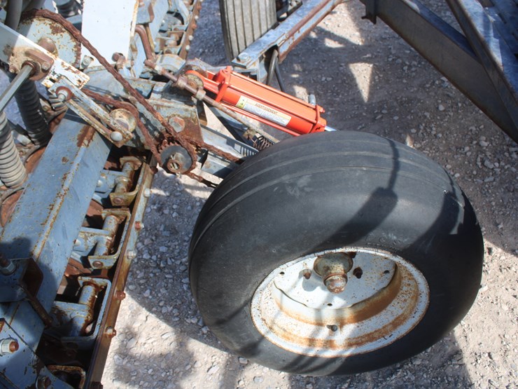 #2013-•-26-ft-crustbuster-grass-drill-image-11