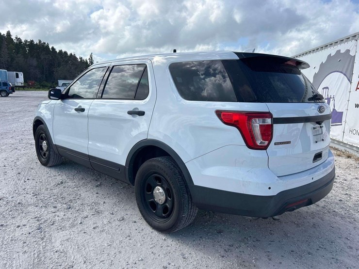 2016-ford-explorer-image-4