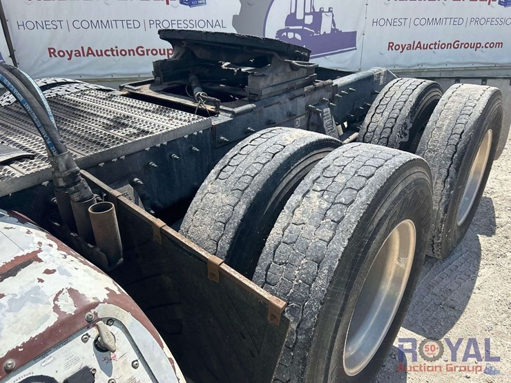 2014-peterbilt-384-image-17