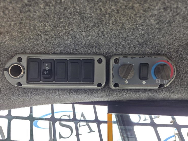 2003-bobcat-s160-image-46