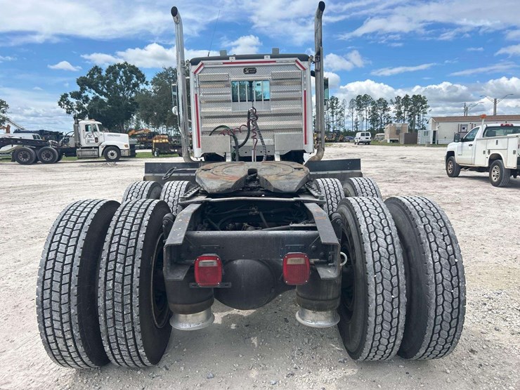 2015-freightliner-122sd-image-22