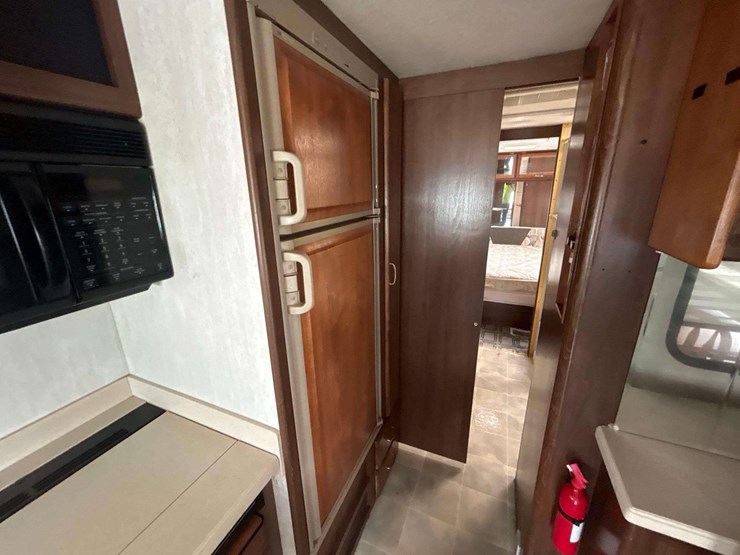 1998-national-rv-tropi-cal-t/a-35ft-class-a-motorhome-image-15