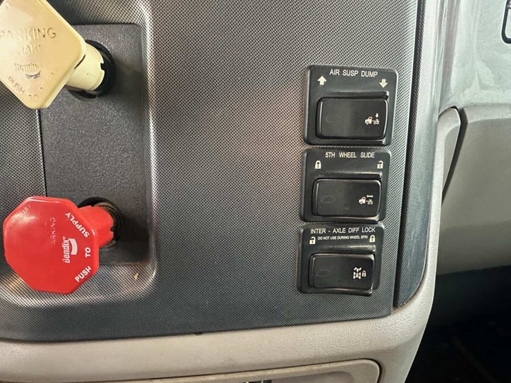 2014-peterbilt-579-image-13