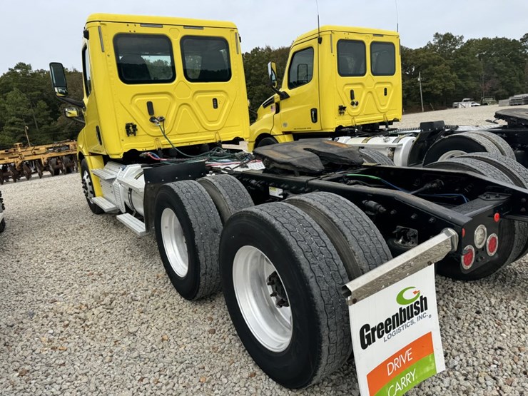 2018-freightliner-cascadia-126-image-6
