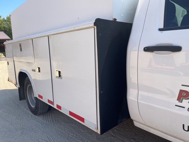 #1007-•-2017-chevy-3500-diesel-utility-truck,-(has-title)-image-15