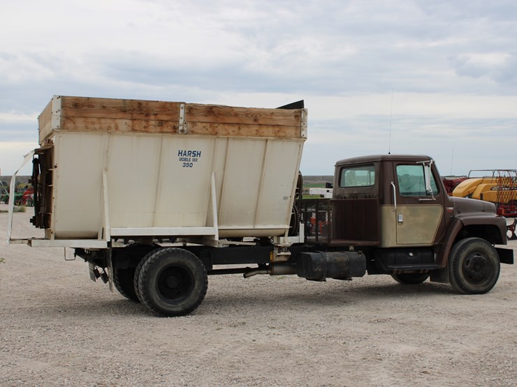 1982-international-s1700-image-5