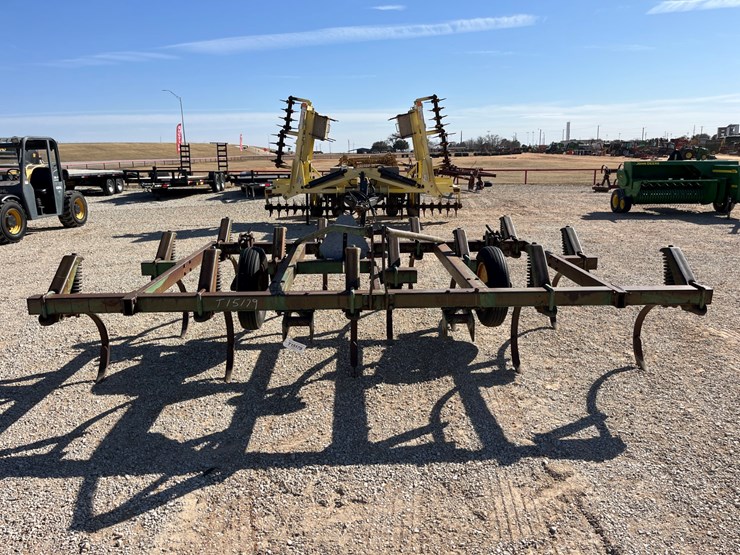 #t15179-•-john-deere-chisel-plow-image-2