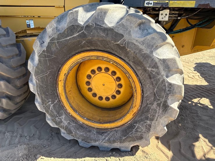 2014-deere-672g-image-13