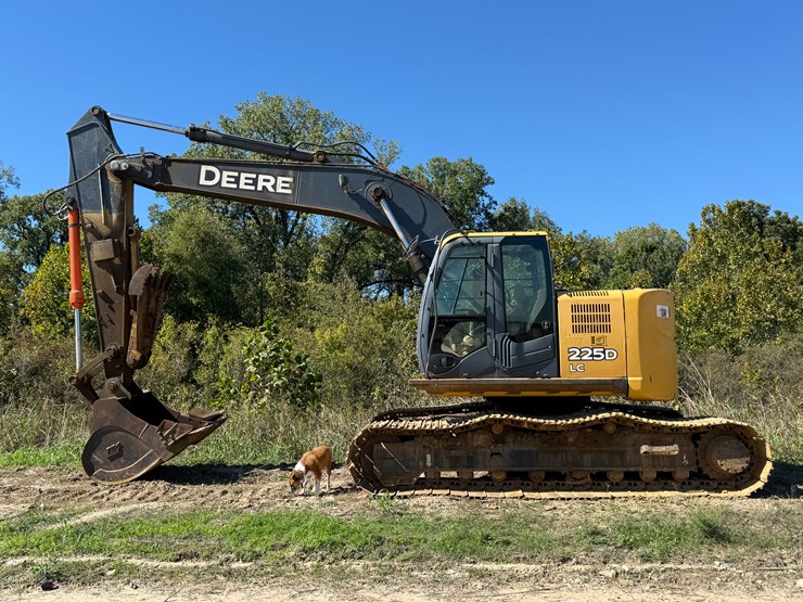 deere-225d-lc-image-1