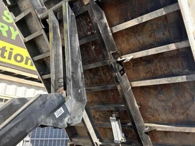 2004-freightliner-fl70-image-30